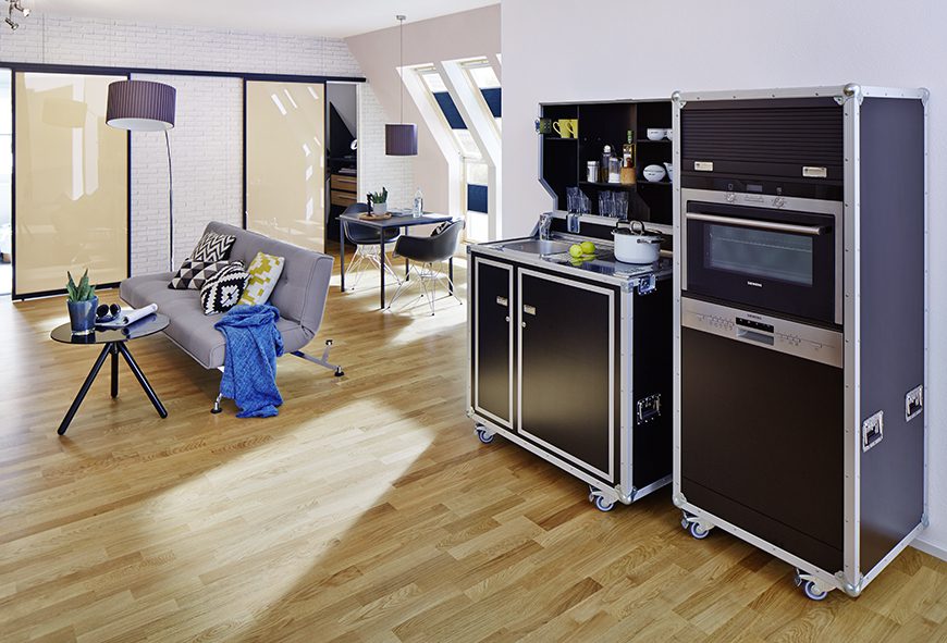 Een keuken op wielen in een woonkamer, functionerend als keuken kantoor of keuken op het werk.