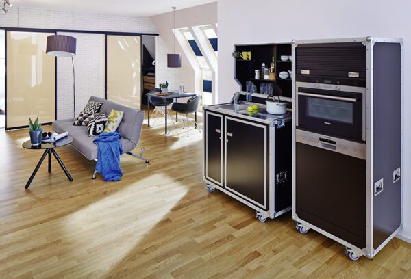 Een Vaatwasser- en ovenmodule in combinatie met Compact Case huren | Keukenmodules in een woonkamer.