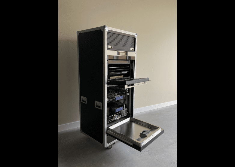 Een zwarte koffer met Vaatwasser en oven in een flightcase huren | Keukenmodules binnen.