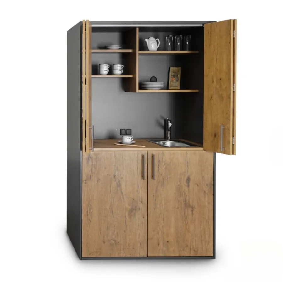 Omschrijving: Een kleine keukenkast met spoelbak en koelkast ontworpen voor kantoorruimtes in Nijkerk.