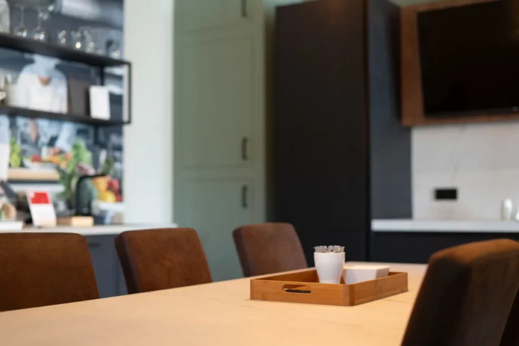 Een keuken in Nijkerk met een tafel en stoelen en een televisie.