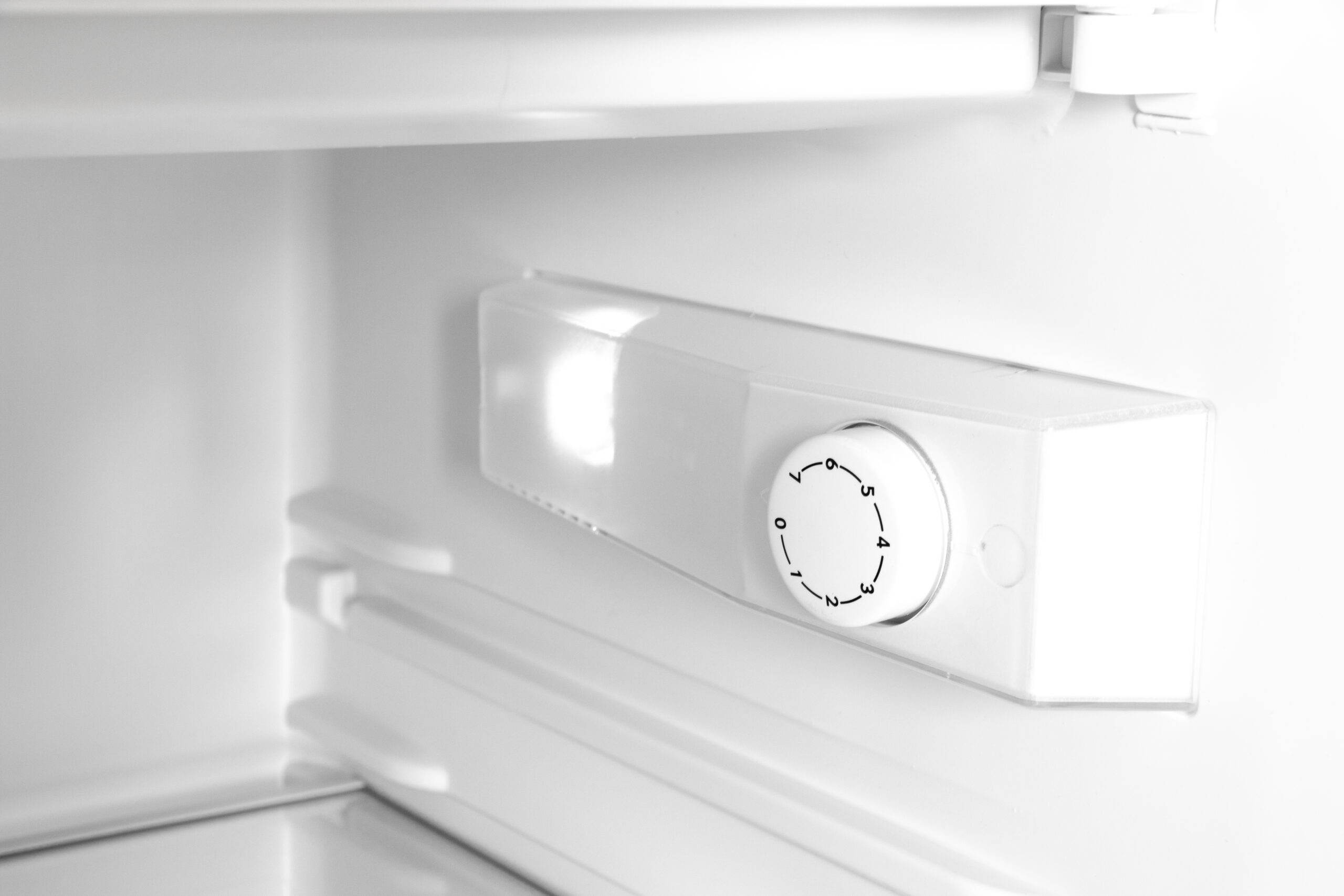 Een close up van een witte Koelkast tafelmodel KS16-4-H-010BLACK | Prachtige koelkast met de deur open in een keuken-kantoorsetting.