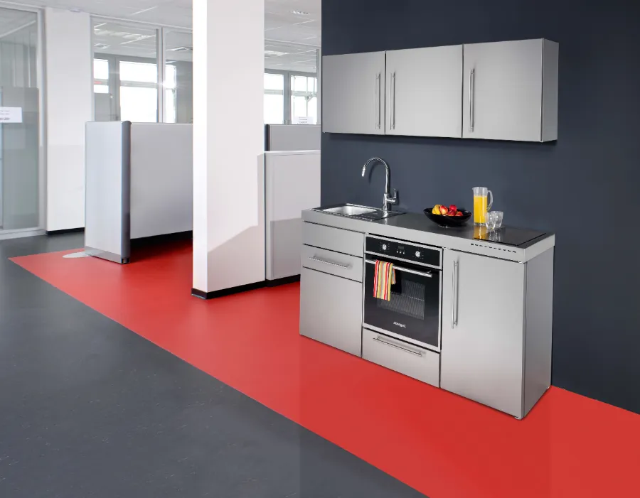 Een keuken in een kantoor met een rode vloer, perfect voor Nijkerkse bedrijven die een keuken willen huren op het werk.