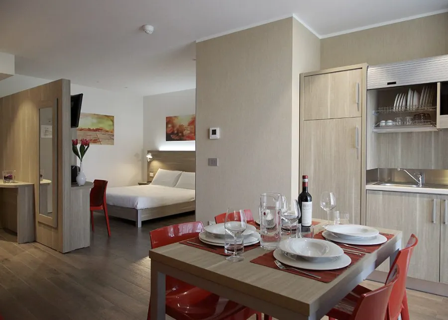 Een klein appartement met keuken en eethoek te huur in Nijkerk.